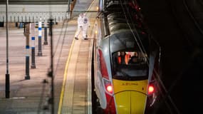 Des enquêteurs de la police scientifique marchent le long d'un quai de gare à Huntingdon Station, le 2 novembre 2025, à Huntingdon, en Angleterre, après une attaque à l'arme blanche dans un train.