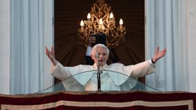 Benoît XVI au balcon de la résidence d'été des papes à Castel Gandolfo pour son dernier salut