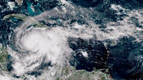 Sur cette image satellite fournie par la National Oceanic and Atmospheric Administration (NOAA), l'ouragan Melissa se déplace vers le nord-ouest à travers la mer des Caraïbes, le 27 octobre 2025. 