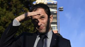 Le candidat socialiste, Benoît Hamon, lors de son déplacement au Portugal