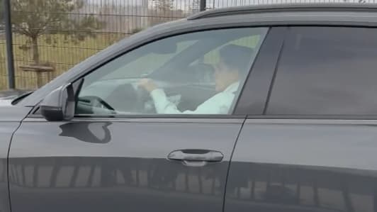 La voiture transportant Gabriel Moscardo à son arrivée au Campus PSG le 29 décembre 2023 La voiture transportant Gabriel Moscardo à son arrivée au Campus PSG le 29 décembre 2023