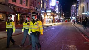Patrouille de police dans le quartier de Soho au premier jour de la fermeture plus tôt des bars et restaurants en Angleterre, à Londres, le 24 septembre 2020