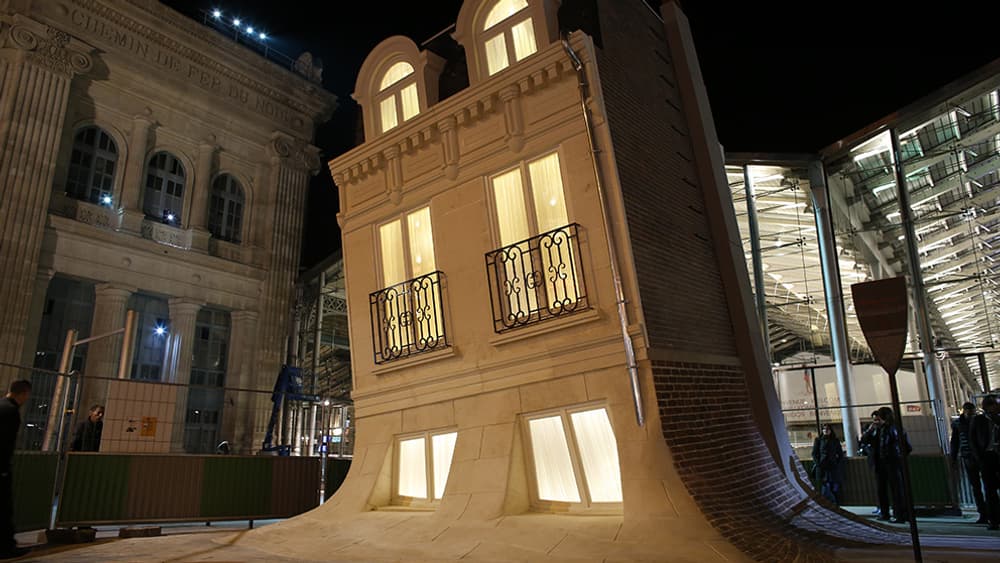 Installation de Leandro Erlich, Gare du Nord à Paris.