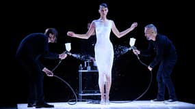 La mannequin américaine Bella Hadid a été habillée en direct à l'aide d'un spray pulvérisant de la mousse lors du défilé Coperni printemps-été 2023 dans le cadre de la semaine de la mode féminine de Paris, à Paris, le 30 septembre 2022.