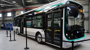 Dix des bus Bolloré pourront être rechargés par un pantographe (bras articulé au-dessus du bus) qui se déploiera au terminus de la ligne. Dix autres seront alimentés par simple prise électrique.