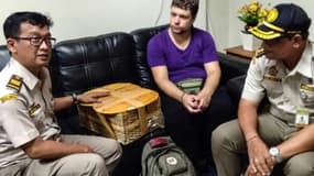 Le touriste russe Andreï Zhestkov (au centre), arrêté à Bali en possession d'un orang-outan drogué dans sa valise
