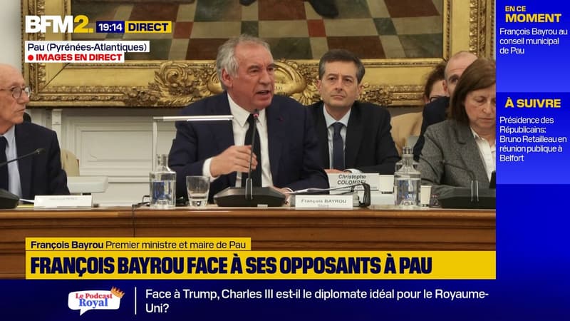 Attaqué par des élus d'opposition lors du conseil municipal de Pau, François Bayrou a défendu son maintien à la tête de la mairie