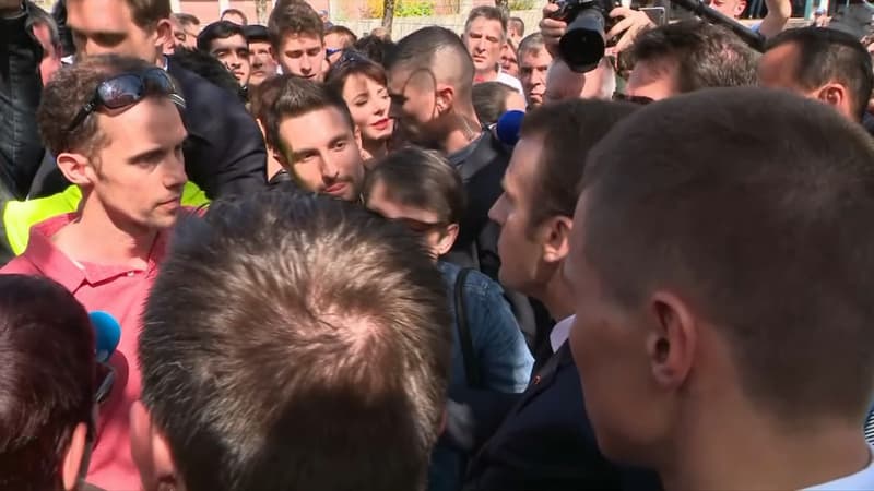 Emmanuel Macron au contact des Français et des cheminots en colère, le mercredi 18 avril à Saint-Dié-des-Vosges.