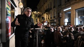 Jean-Luc Mélenchon entame son meeting dans les rues de Bordeaux le 25 janvier 2022