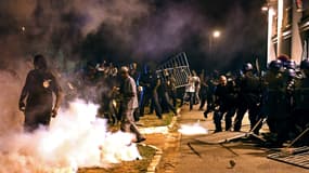 Des affrontements devant la préfecture à Cayenne, le 26 octobre 2017, en marche du déplacement d'Emmanuel Macron en Guyane. 