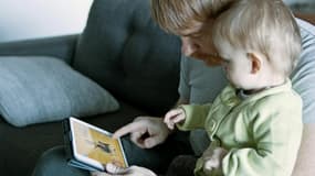 Un enfant devant un écran avec son père.