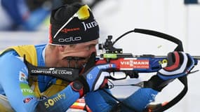 Le biathlète français Quentin Fillon Maillet, sur le pas de tir lors de l'épreuve du sprint à Kontiolahti (Finlande), le 5 mars 2022