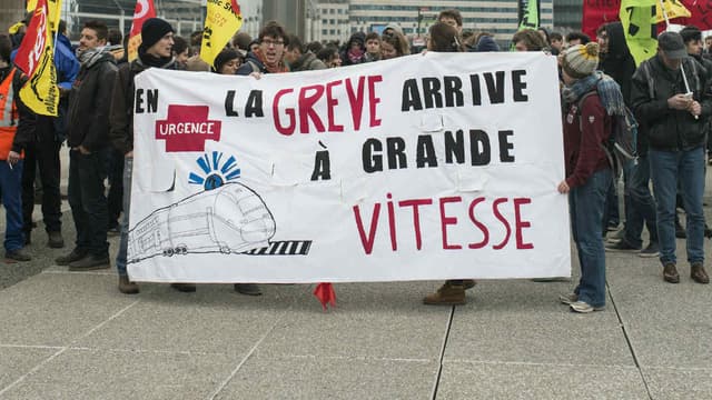 Des manifestants protestant sous la bannière de la CGT, ici le 26 avril 2016, à La Défense.