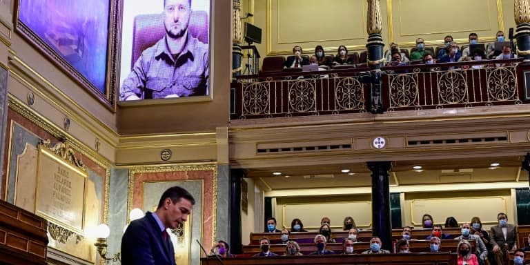Le Premier ministre espagnol Pedro Sanchez s'adresse à la Chambre des députés espagnole alors que le président ukrainien Volodymyr Zelensky apparaît sur grand écran le 5 avril 2022