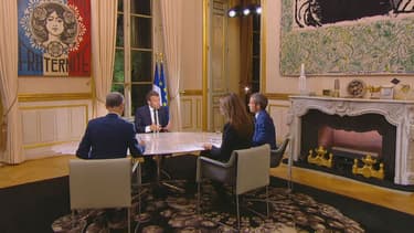Sur la cheminée de son bureau de l'Elysée, Emmanuel Macron aurait placé sa voiture miniature d'une Simca Chambord 1958.
