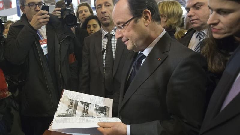 François Hollande au salon du Livre. Le chef de l'Etat participera à une émission spéciale jeudi 28 mars sur France 2 pendant 45 minutes à partir de 20h15. /Photo prise le 21 mars 2013/REUTERS/Michel Euler/Pool