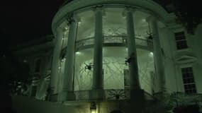 Des toiles d’araignées géantes sur la Maison Blanche pour Halloween