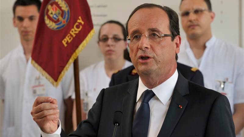 François Hollande a complété mardi son récent séjour en Afghanistan par une visite à l'hôpital militaire Percy de Clamart (Hauts-de-Seine), où il a salué le courage des blessés et le travail des soignants. /Photo prise le 29 mai 2012/REUTERS/Philippe Woja