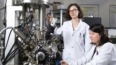 Juliette Billaud, co-première auteur de l’étude, et Claire Villevieille, cheffe du groupe Matériaux pour batteries à l’Institut Paul Scherrer PSI.