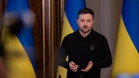 Le président ukrainien Volodymyr Zelensky lors d'une conférence de presse à Kiev le 17 avril 2025.