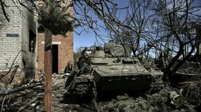 Un char russe abandonné, photographié le 28 mars 2022 à Mala Rogan, village à l'est de Kharkiv repris par les troupes ukrainiennes