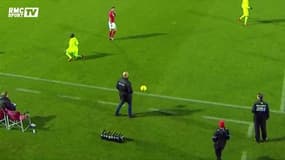 Cet entraineur danois montre sa technique en plein match