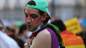 Un homme participe à une manifestation à Madrid (Espagne), le 11 juillet 2021, pour réclamer justice après le meurtre de Samuel Luiz, un jeune homosexuel. 