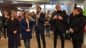 De nombreuses personnalités, dont le maire de Lyon Grégory Doucet, à l'hommage à la fromagère Renée Richard aux halles Paul-Bocuse de Lyon (Rhône), le mercredi 22 janvier 2025.