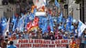 Manifestation contre la réforme des retraites derrière la banderole de l'intersyndicale, à Nantes, l'année dernière. Les syndicats français ont fait voeu de transparence mardi après l'"enterrement" d'un rapport parlementaire potentiellement explosif sur l