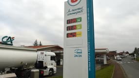 Cette photo prise le 18 janvier 2022, montre un camion-citerne livrant des provisions à la station-service Super U d'Ustaritz, dans le sud-ouest de la France. (Ilustration)