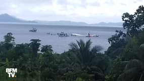 Ce Boeing 737 rate sa piste d'atterrissage et plonge dans un lagon du Pacifique