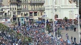 Supporteurs de l'Olympique de Marseille sur le Vieux-Port de la cité phocéenne. Une vingtaine de personnes ont été placées en garde à vue et huit policiers ont été légèrement blessés en marge des festivités organisées dimanche pour fêter le titre de champ