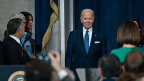 Le président américain Joe Biden arrive à la cérémonie d'investiture du président élu Donald Trump dans la rotonde du Capitole, le 20 janvier 2025 à Washington, DC.