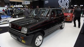 Une Renault R5 Alpine sur le salon Rétromobile à Paris