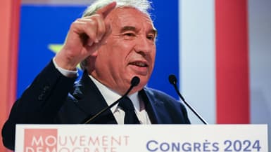 Le leader du parti centriste MoDem (Mouvement Démocrate) François Bayrou après été reconduit dans ses fonctions lors du congrès du parti à Blois (Loir-et-Cher), le 23 mars 2024.