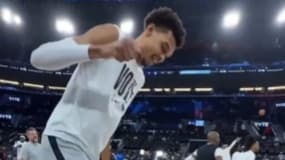 Victor Wembanyama jongle avant le match de NBA face aux Clippers, le 4 novembre 2024.