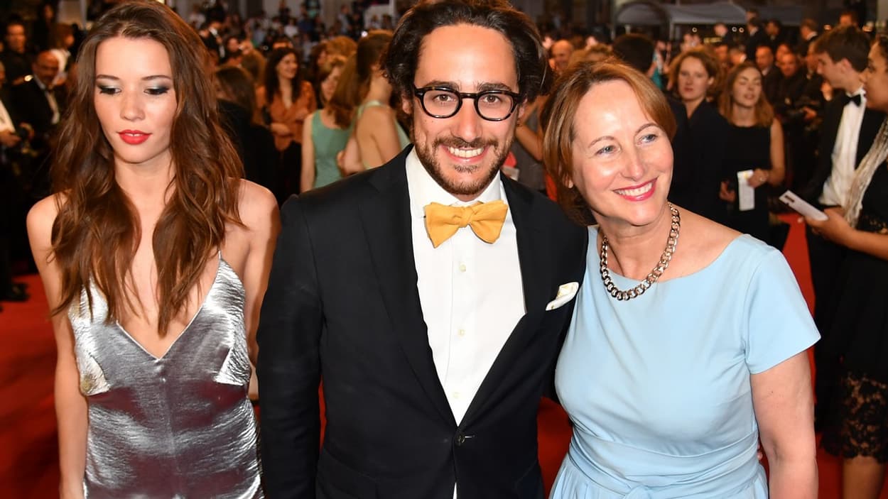 Thomas Hollande a grimpé les marches du palais des festivals à Cannes, le samedi 27 mai, aux bras de sa compagne, la journaliste Emilie Broussouloux et de sa mère Ségolène Royal. Thomas Hollande a grimpé les marches du palais des festivals à Cannes, le samedi 27 mai, aux bras de sa compagne, la journaliste Emilie Broussouloux et de sa mère Ségolène Royal.