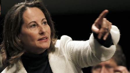 Ségolène Royal annonce sa candidature à la primaire pour désigner le candidat socialiste à l'élection présidentielle de 2012, dans un entretien à paraître mardi dans La Nouvelle République et Centre presse. /Photo prise le 25 novembre 2010/REUTERS/Régis D