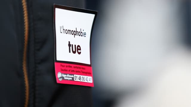 Un manifestant porte un autocollant où l'on peut lire "L'homophobie tue", le 3 novembre 2018 à Rouen. (Photo d'illustration)