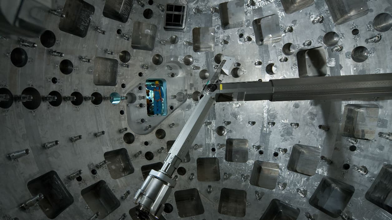 L'intérieur de la chambre, où des robots ajustent très précisément la cible avant le tir