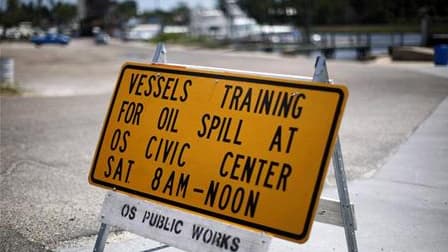 Sur le port d'Ocean Springs, Mississippi, un panneau invite les propriétaires de bateaux volontaires à participer à une formation pour prendre part à la lutte contre la marée noire. Les ingénieurs du groupe pétrolier BP continuaient dimanche d'étudier les