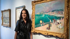 Anouchka Delon le 19 juin, à côté de "La Baie de Saint-Adresse" du peintre français Raoul Dufy, lors de la présentation aux médias de l'exposition "Alain Delon : 60 ans de passion" qui présente une partie de la collection d'art de son père, Alain Delon, avant la vente aux enchères.