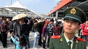 Policier devant les guichets à l'entrée de l'Exposition universelle de Shanghai, qui a ouvert ses portes au public samedi matin. /Photo prise le 1er mai 2010/REUTERS