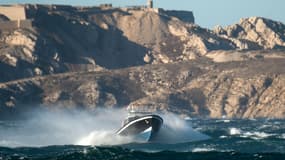 Un hors bord navigue au large de Marseille