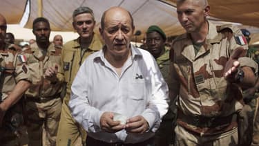 Le retrait des forces françaises déployées au Mali dans le cadre de l'opération Serval s'étalera sur plusieurs mois à partir d'avril, selon le ministre de la Défense Jean-Yves Le Drian (au centre), ici à Gao. /Photo prise le 7 mars 2013/REUTERS/Joe Penney