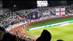 Le beau geste des Kosovars pendant l'hymne anglais