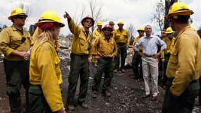 Le président américain Barack Obama, ici avec les pompiers, s'est rendu vendredi dans le Colorado où un gigantesque incendie fait rage depuis près d'une semaine en lisière de la deuxième ville de l'Etat, Colorado Springs, et a promis une assistance fédéra