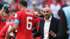 Le sélectionneur marocain Walid Regragui en discussion avec Romain Saïss lors du Mondial 2022