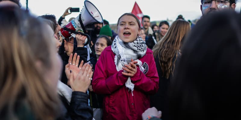 Greta Thunberg, militante écologiste suédoise, participe à une manifestation à Bordeaux, le 11 février 2024, contre le projet de forage de huit nouveaux puits de pétrole dans la forêt de La Teste-de-Buch.