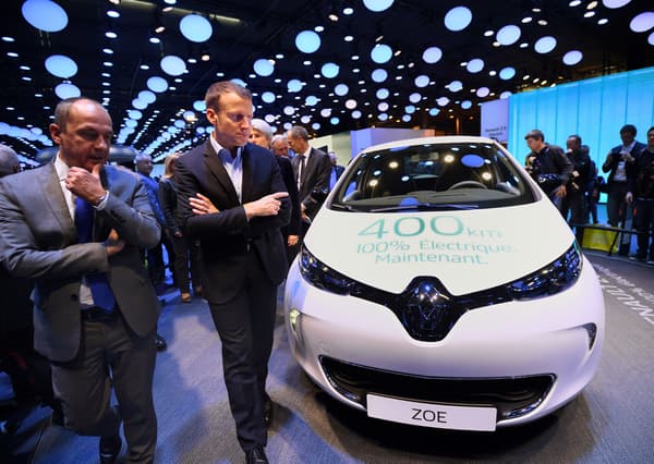 Emmanuel Macron, alors en campagne avec son mouvement "En Marche", au Mondial de l'Automobile de Paris en octobre 2016.